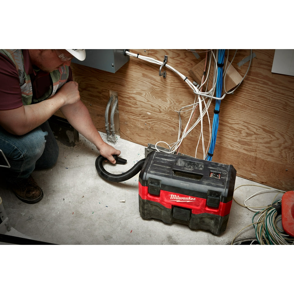 M18™ 2-Gallon Wet/Dry Vacuum in use in Jobsite. 